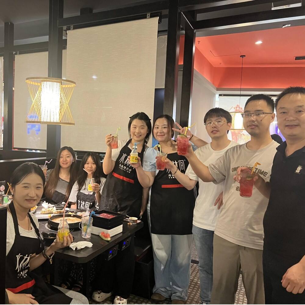 Uniendo Fuerzas con Bebidas y Platos: Evento de Cena del Equipo de Chongqing Meicheng Machinery
