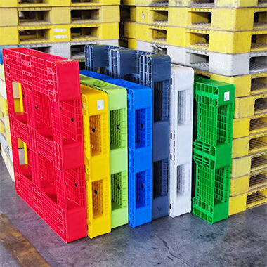 Different colors of plastic pallet products are used in various industries