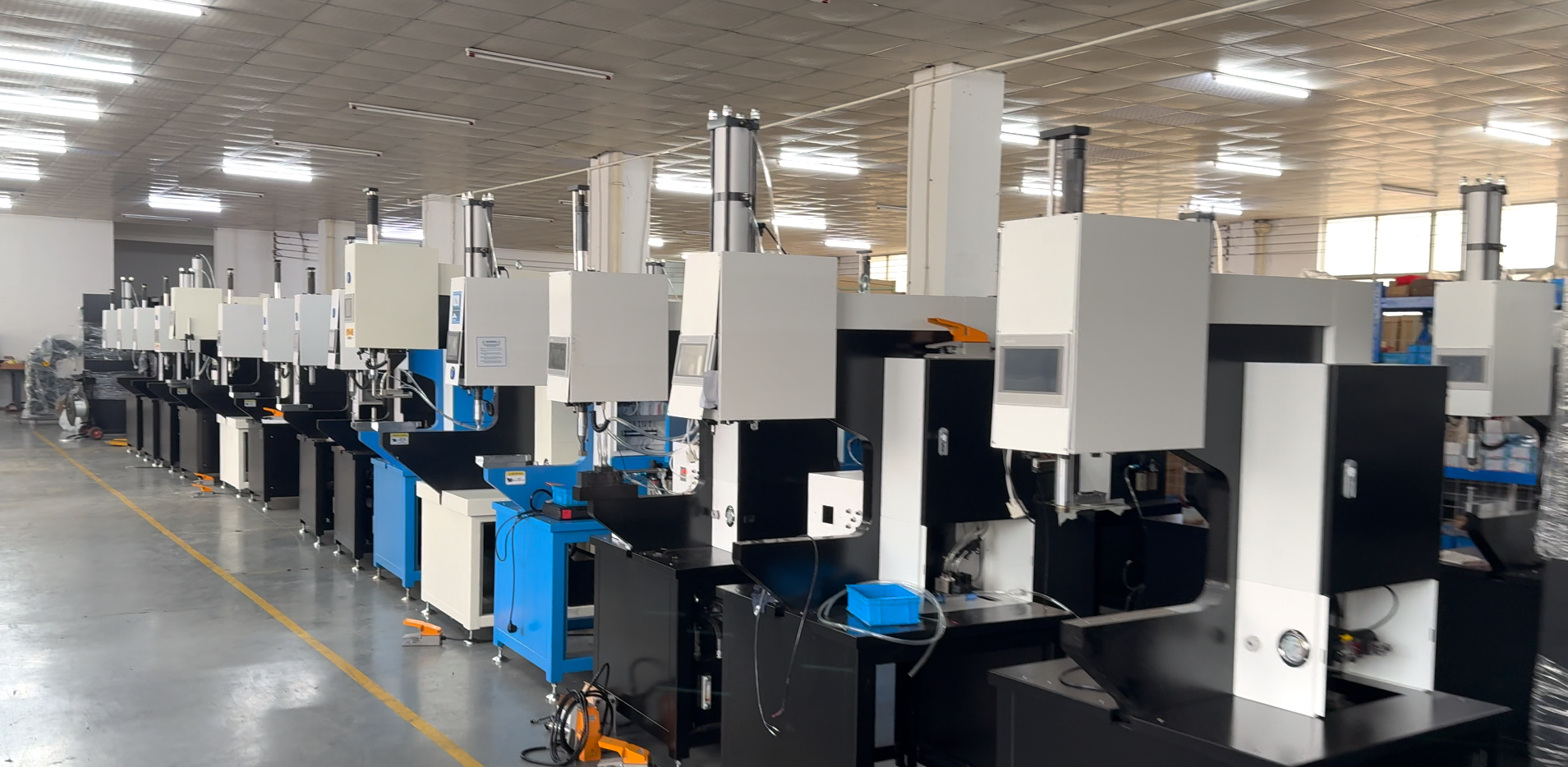 Von welchen Branchen profitieren automatische Nietmaschinen?