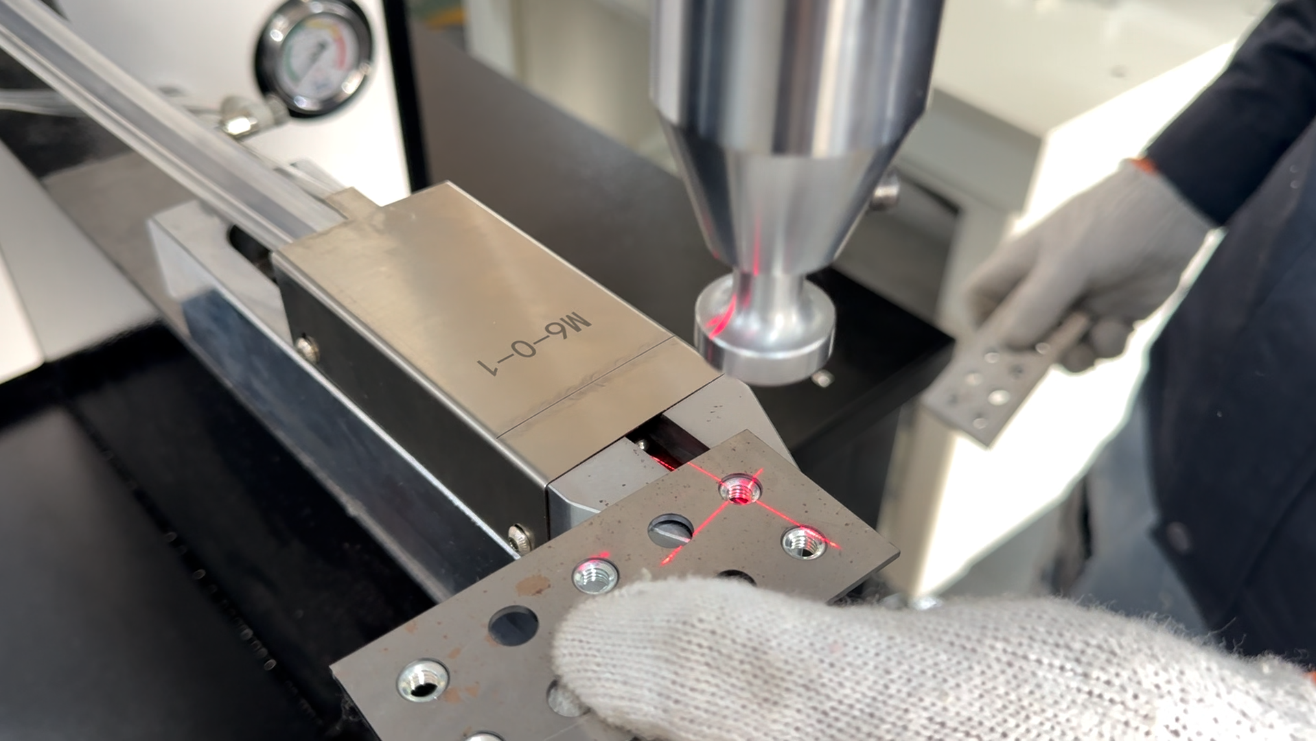 Welche Arten von Verbindungselementen können mit Einsetzmaschinen verarbeitet werden?