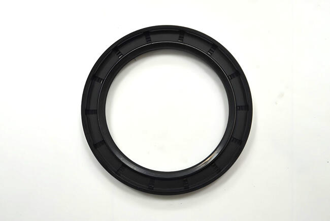 Какие факторы влияют на величину натяга кромки каркасного сальника в различных областях применения?