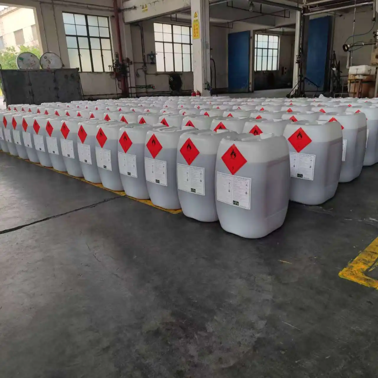 Flexible vs Hard Glue: The Staple Adhesive Solution