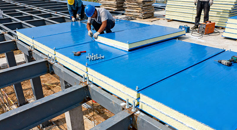 What insulation advantages do sandwich panels bring to steel buildings?