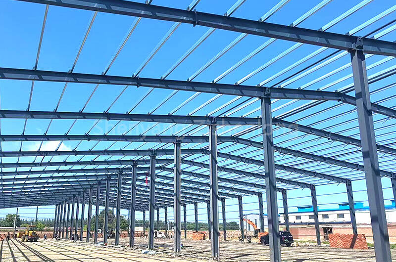How does a steel structure support large-span design in modern construction projects?