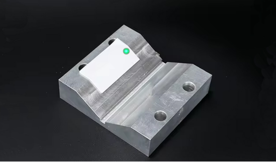 Innovative Flexible Anti-Metal RFID Tag with LED Indicators for Enhanced Asset Visibility
