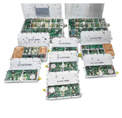 What are the key features of a high-performance RF power amplifier?