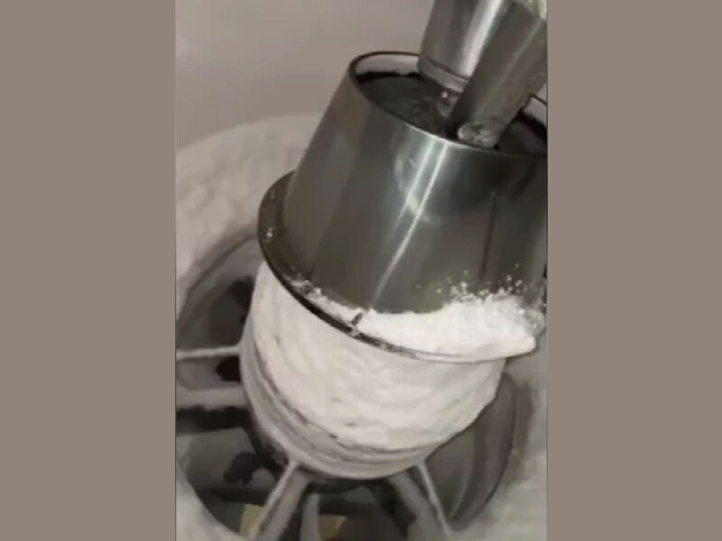Discharge centrifuge under the scraper in sodium hypophosphite field