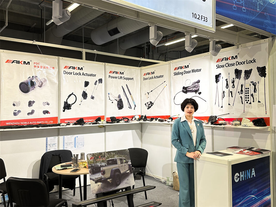 Continuous exhibition The customer is a friend.