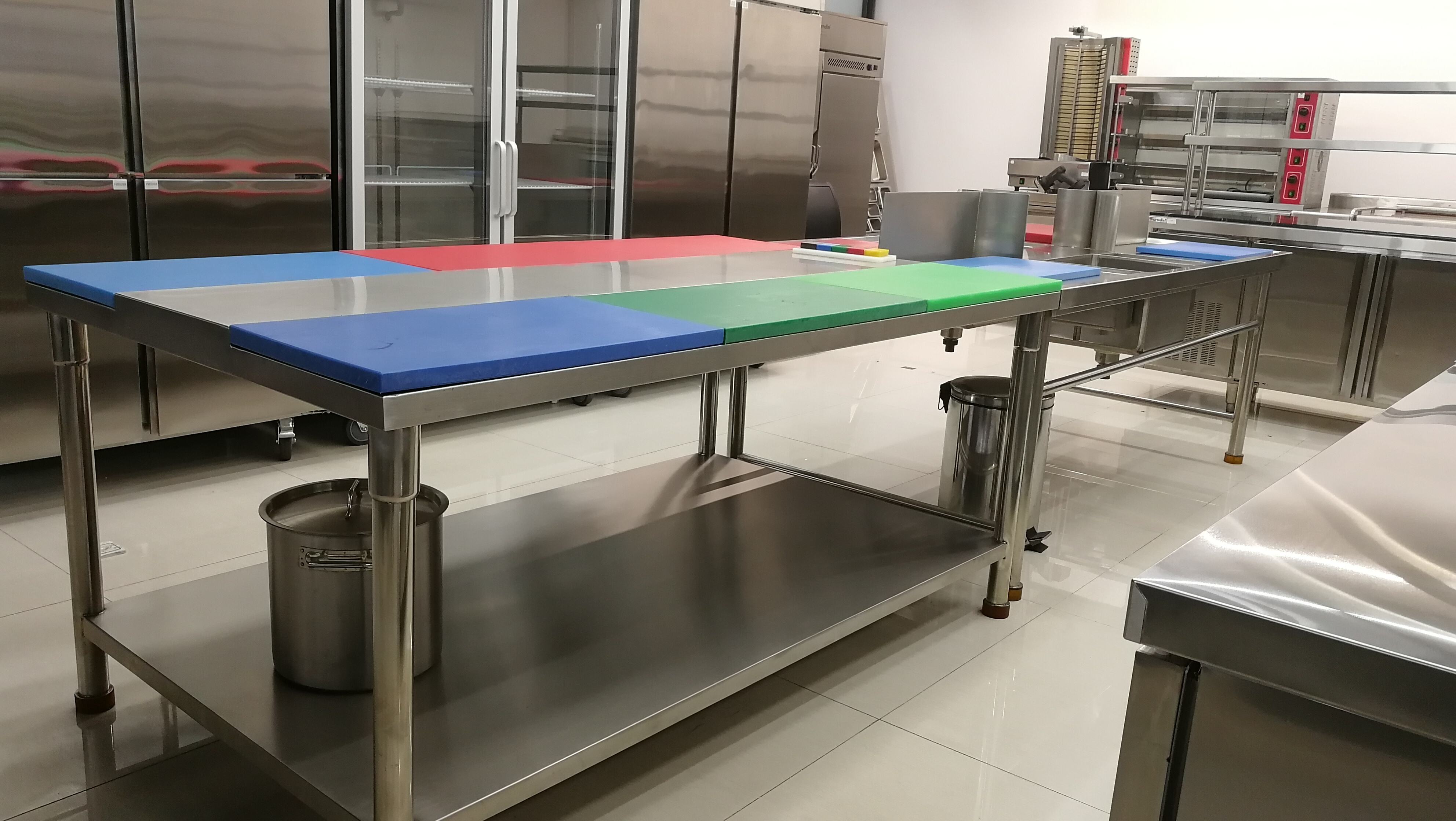 Best Workbench Top Materials for Commercial Kitchens | Compare ...