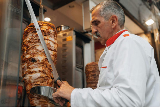 Cum se folosește un gril rotativ pentru chiftele la un restaurant de stil oriental mijlociu?