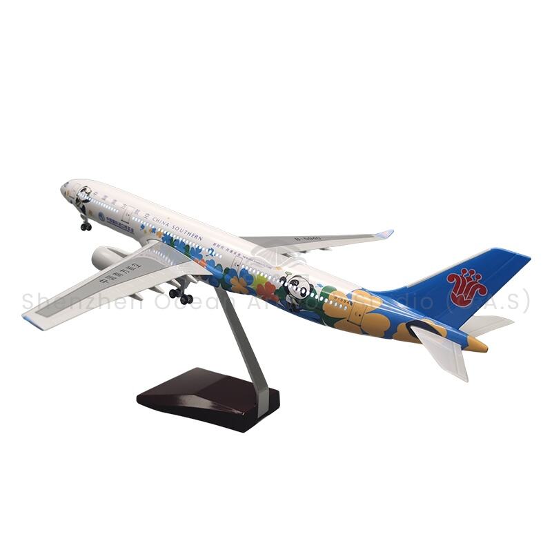 【L】LED ABS Resin Airplane Model Airbus 330 China Southern Airlines Size 47cm Scale 1:135 with LED Light and Landing Gear