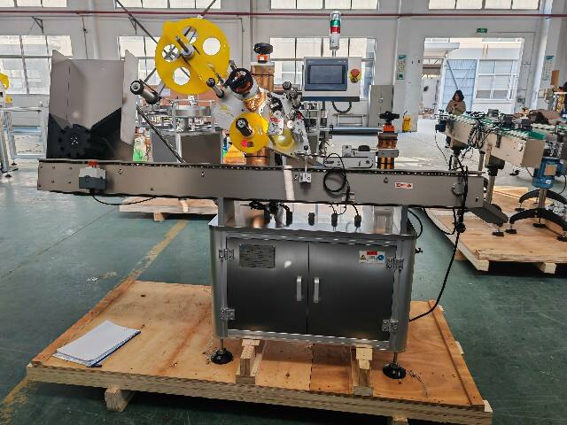 تم شحن آلة وسم أفقية مائلة واحدة إلى الدنمارك في 22 ديسمبر 2025