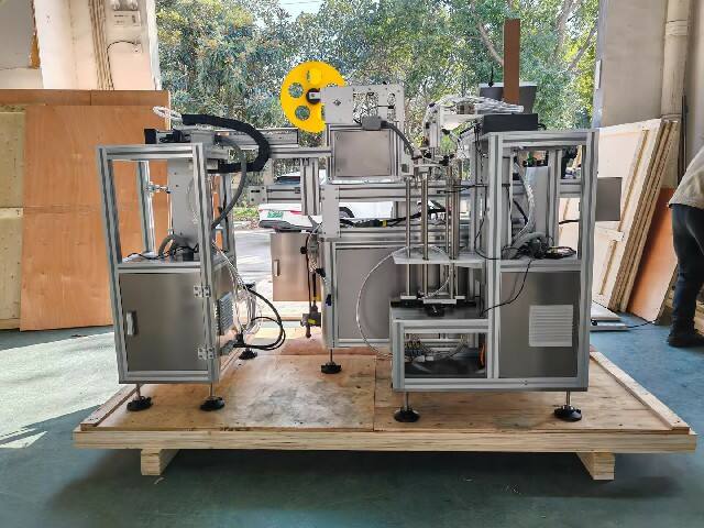 Erfolgreicher Versand der Etikettiermaschine für flache Oberflächen nach Lettland am 16. Dezember 2025 abgeschlossen