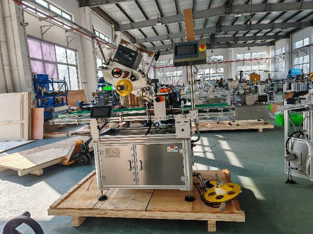 Erfolgreicher Versand der Etikettiermaschine für flache Oberflächen nach Jordanien am 16. Dezember 2025 abgeschlossen