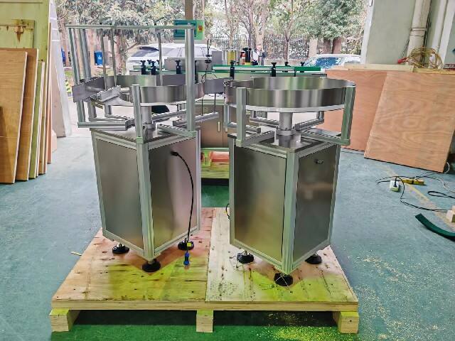 عميل هولندي يستلم شحنة آلة وسم الزجاجات المستديرة العمودية ذات الطاولة الدوارة في 24 ديسمبر 2025