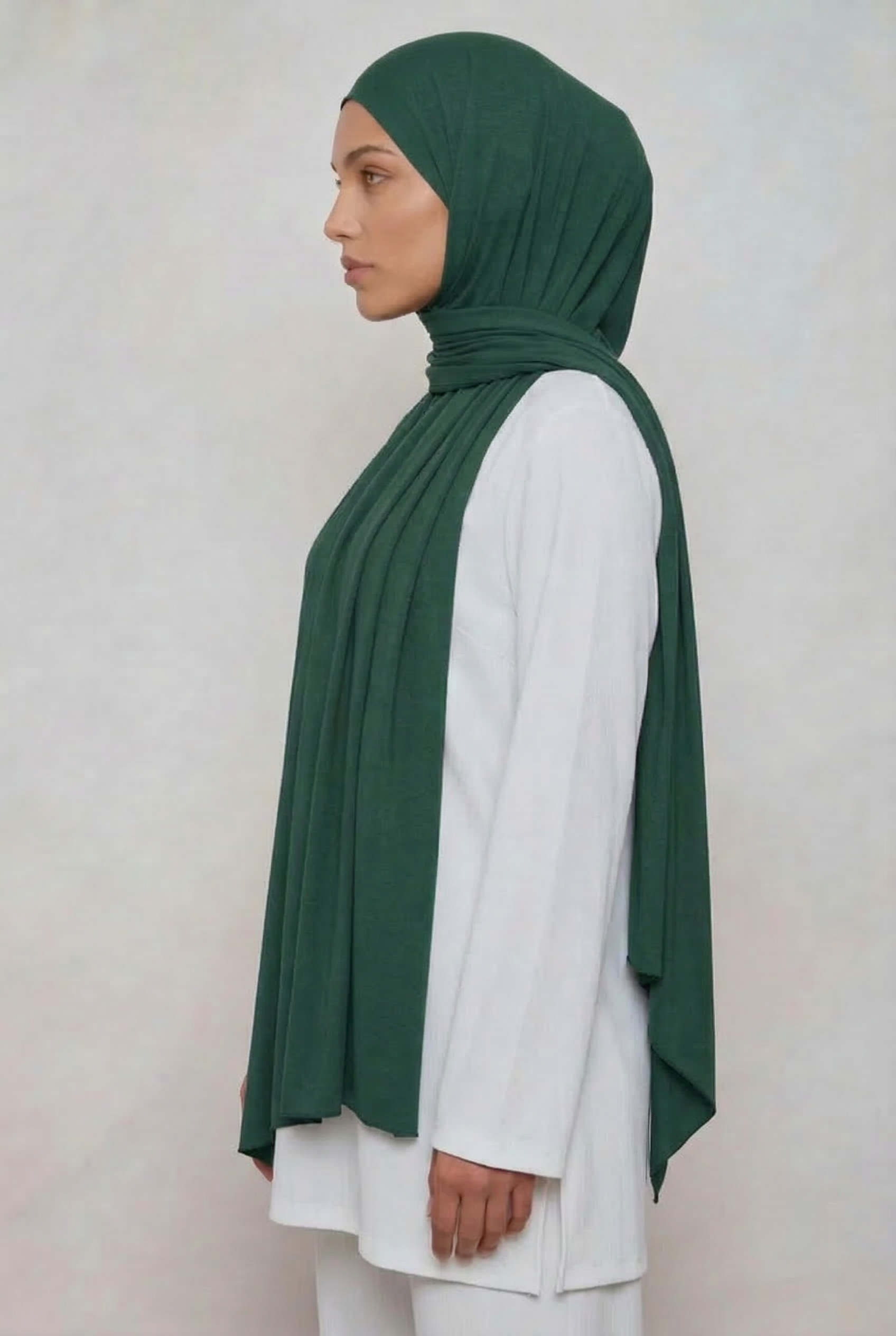 How does hijab design adapt to changing fashion trends while maintaining traditional values