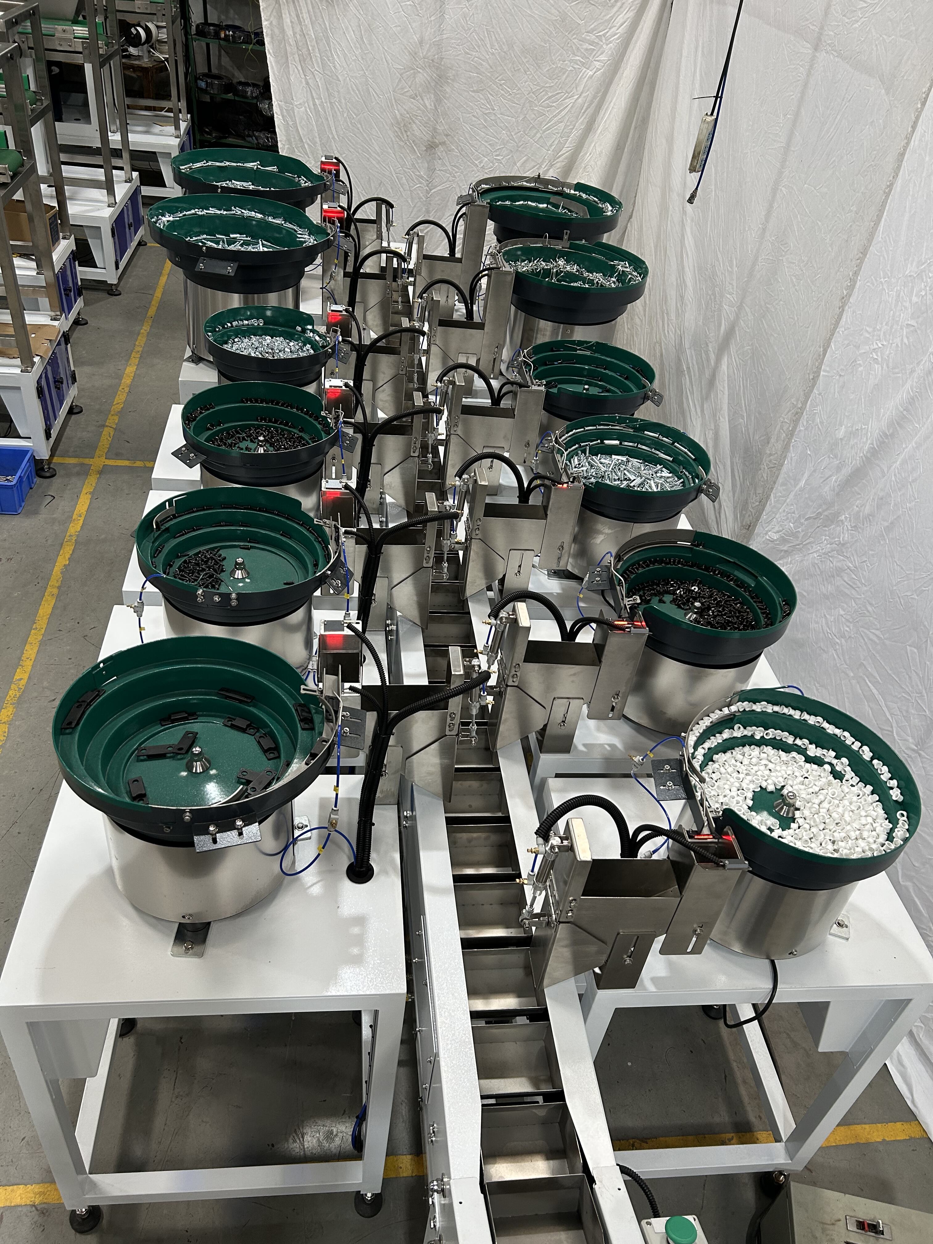 Multi-vibrating Bowls Buck Chain Conveyor Packing Machine
