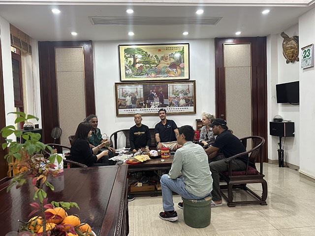 Buitenlandse klanten bezoeken de fabriek van Jiasheng