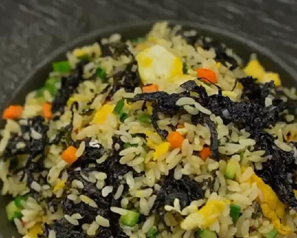 Arroz frito con algas Chaoshan y huevo