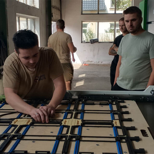 MWZ1650G flatbed die-cutting machine customized for Polish customers