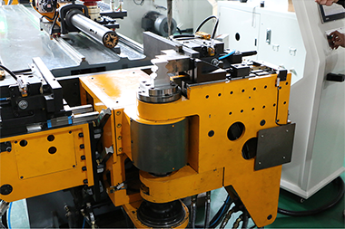 Baorui obtains the patent of pipe straightening device of automatic pipe bender, realizing the automatic straightening of the pipe.