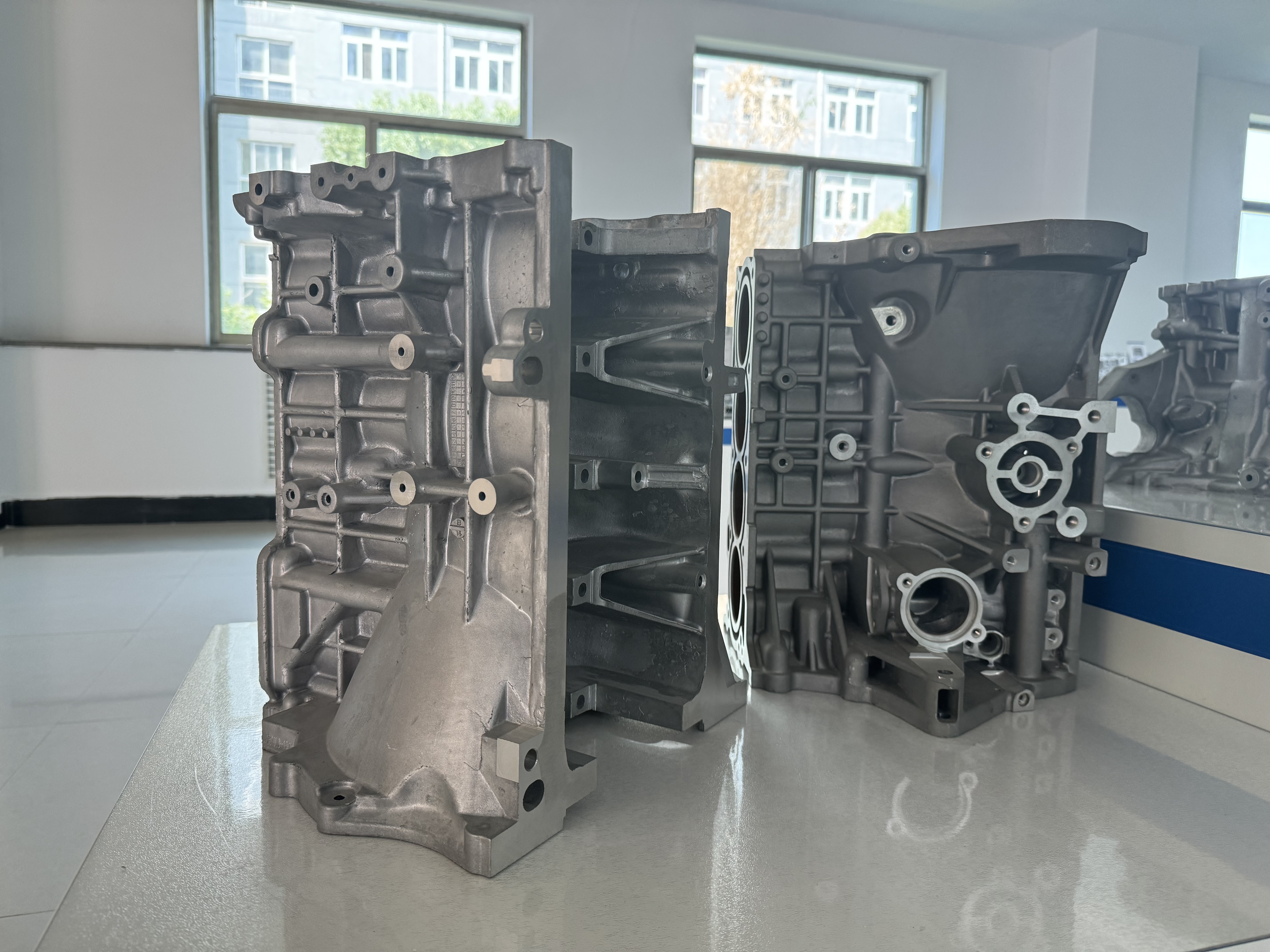 Custom aluminium alloy die casting products —— traditional automotive VVT cylinder block, OEM quality aluminium alloy die casting products