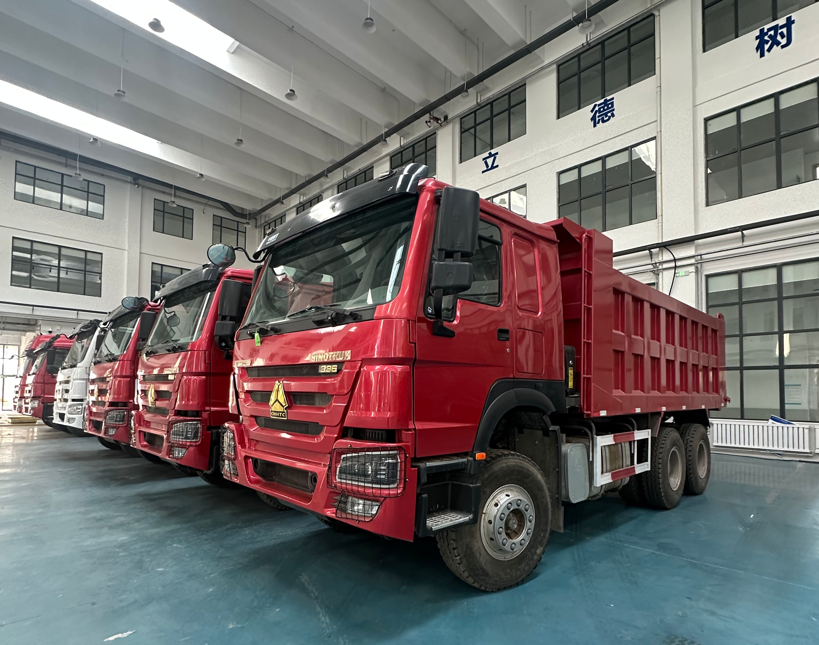 HR TRUCKS: Crea globalem normam exportationis vehiculorum gravium secundae manūs cum servitiis totius catenae