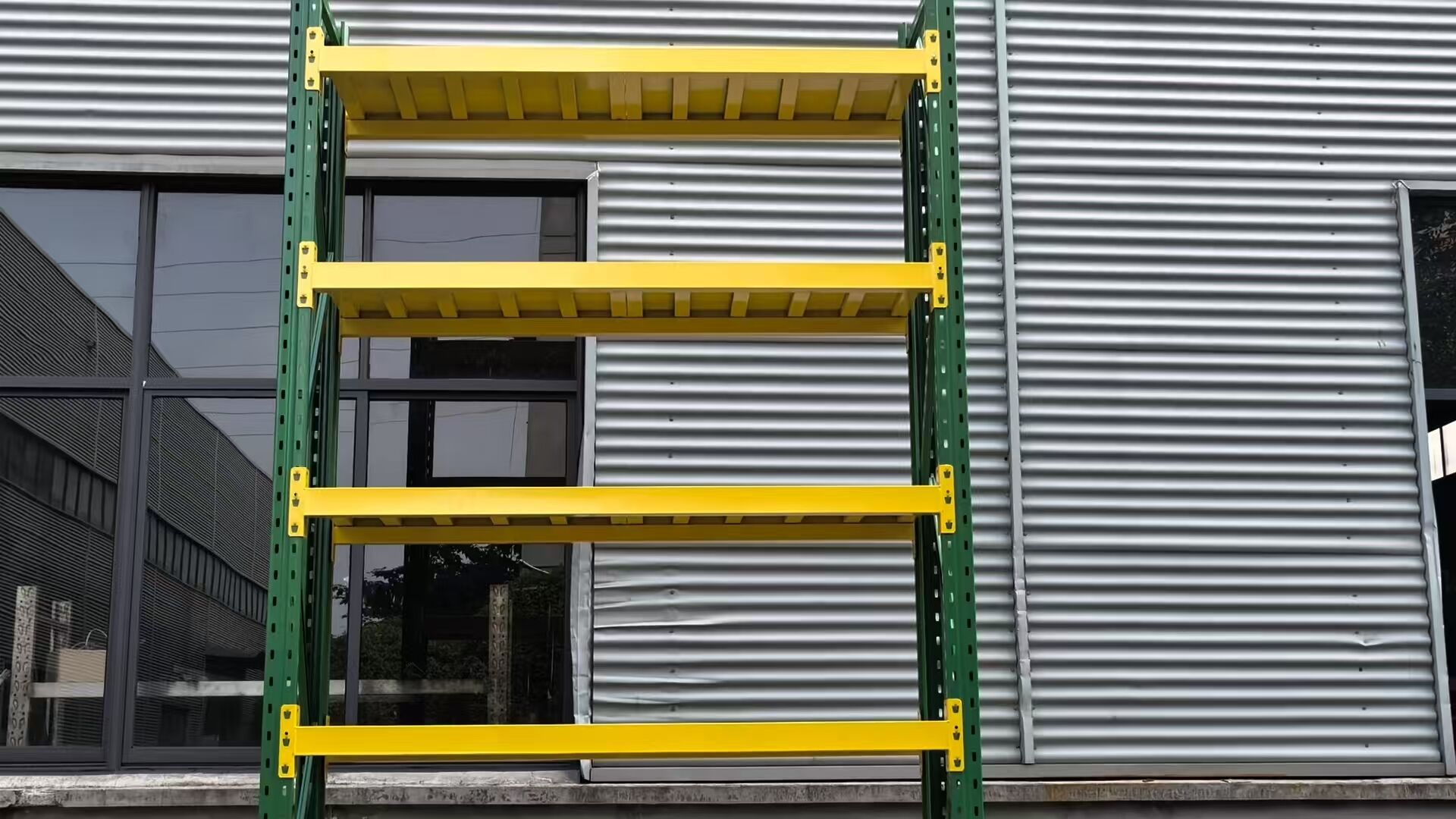 تفاصيل الرف الأصفر-الأخضر