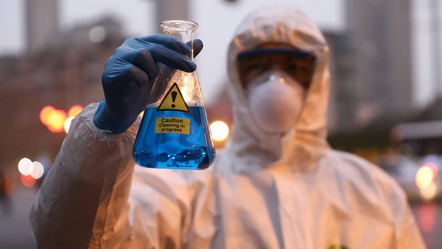 Cén fáth a bhfuil gúnaí CPE riachtanach do chosaint i dteipniú ceimiceach?