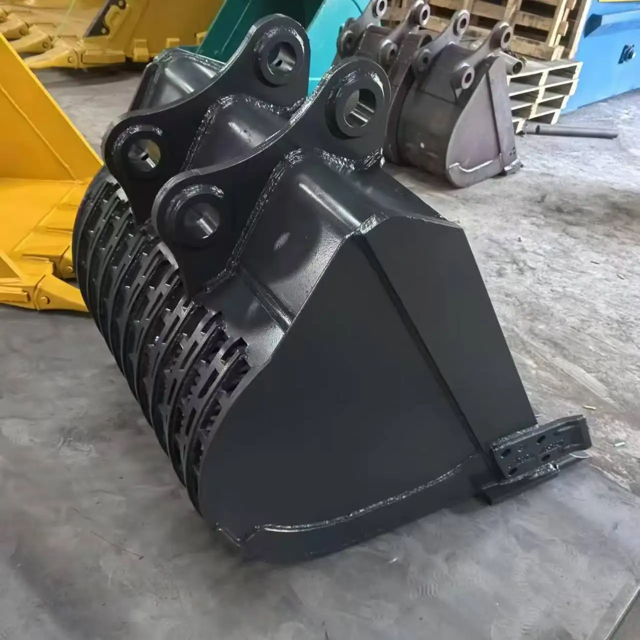 How does the design of an excavator bucket affect its digging performance?