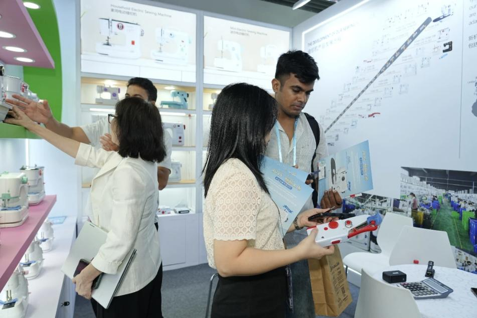 Fanghua Sewing Machine Debuts at Canton Fair 2025 – Autumn Edition-2