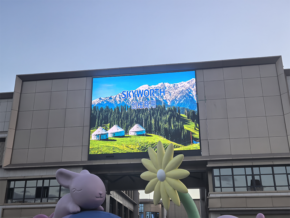 Ekrany LED Skyworth KXS50H oświetlają komercyjną ulicę Leshang Shiguangli w Chifeng: Przełamują bariery wyświetlania zewnętrznego dzięki innowacyjnym rozwiązaniom odpornym na zimno