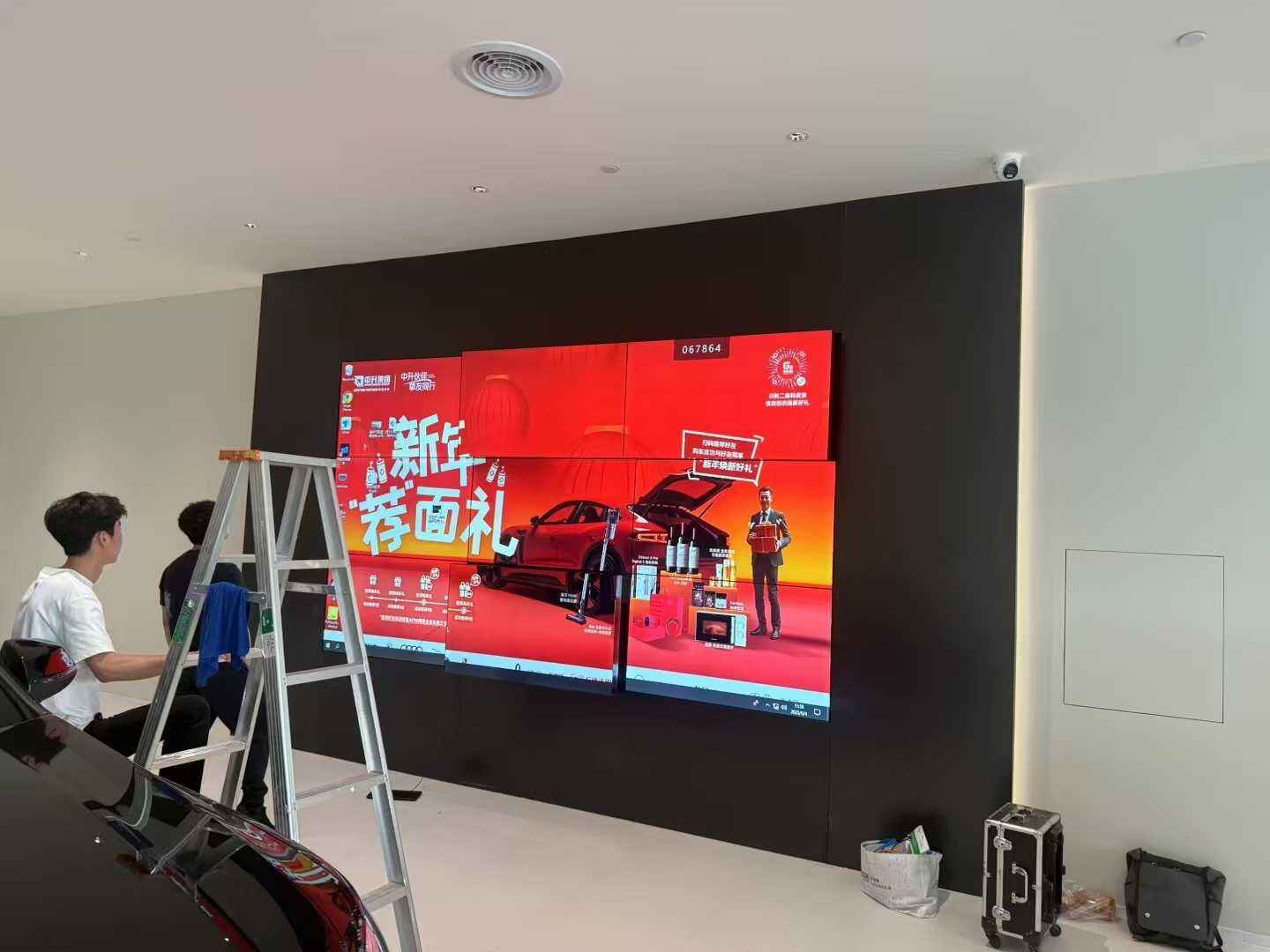 4s case with Skyworth splicing video wall