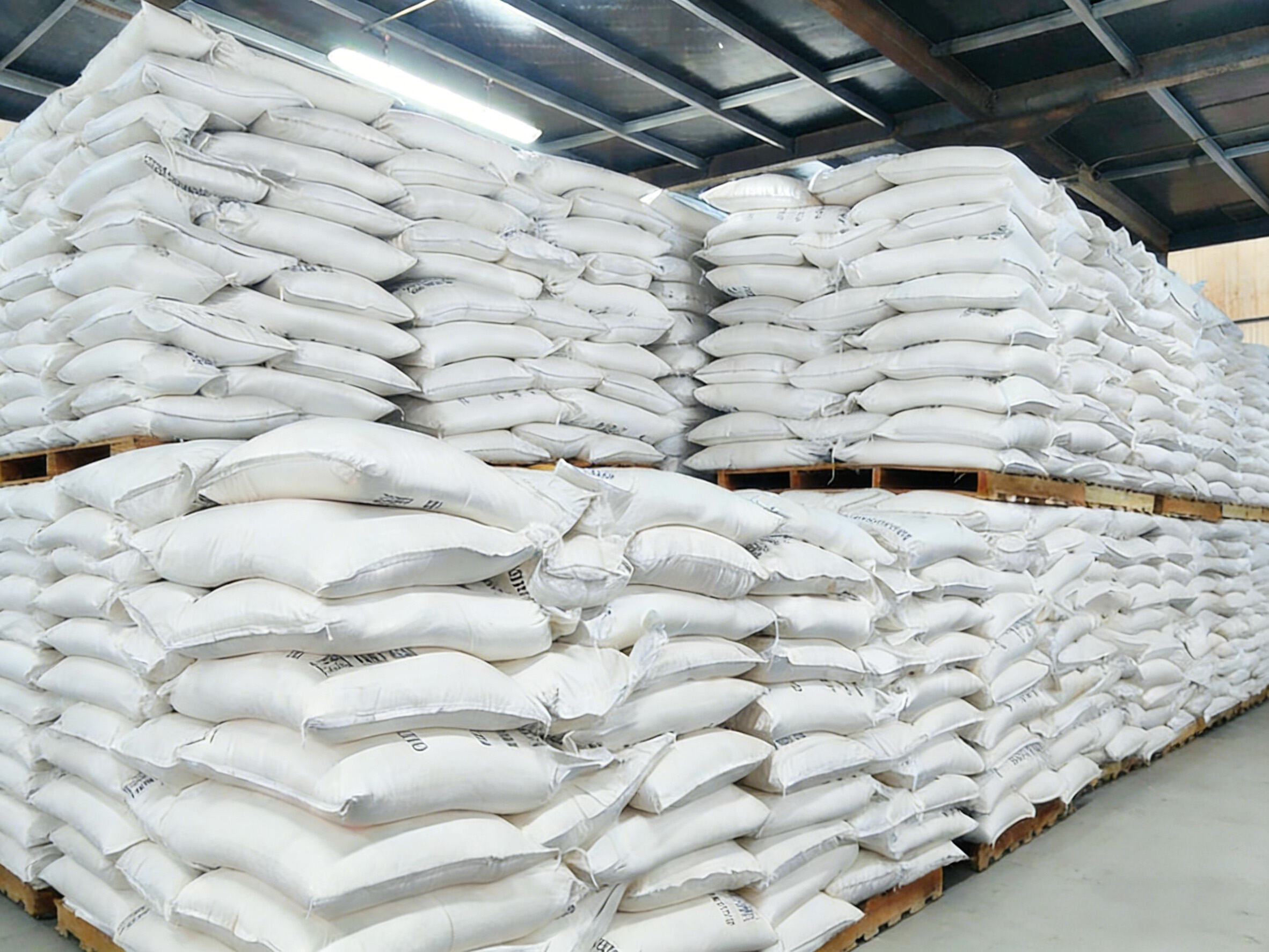 What are the storage precautions for calcium chloride?