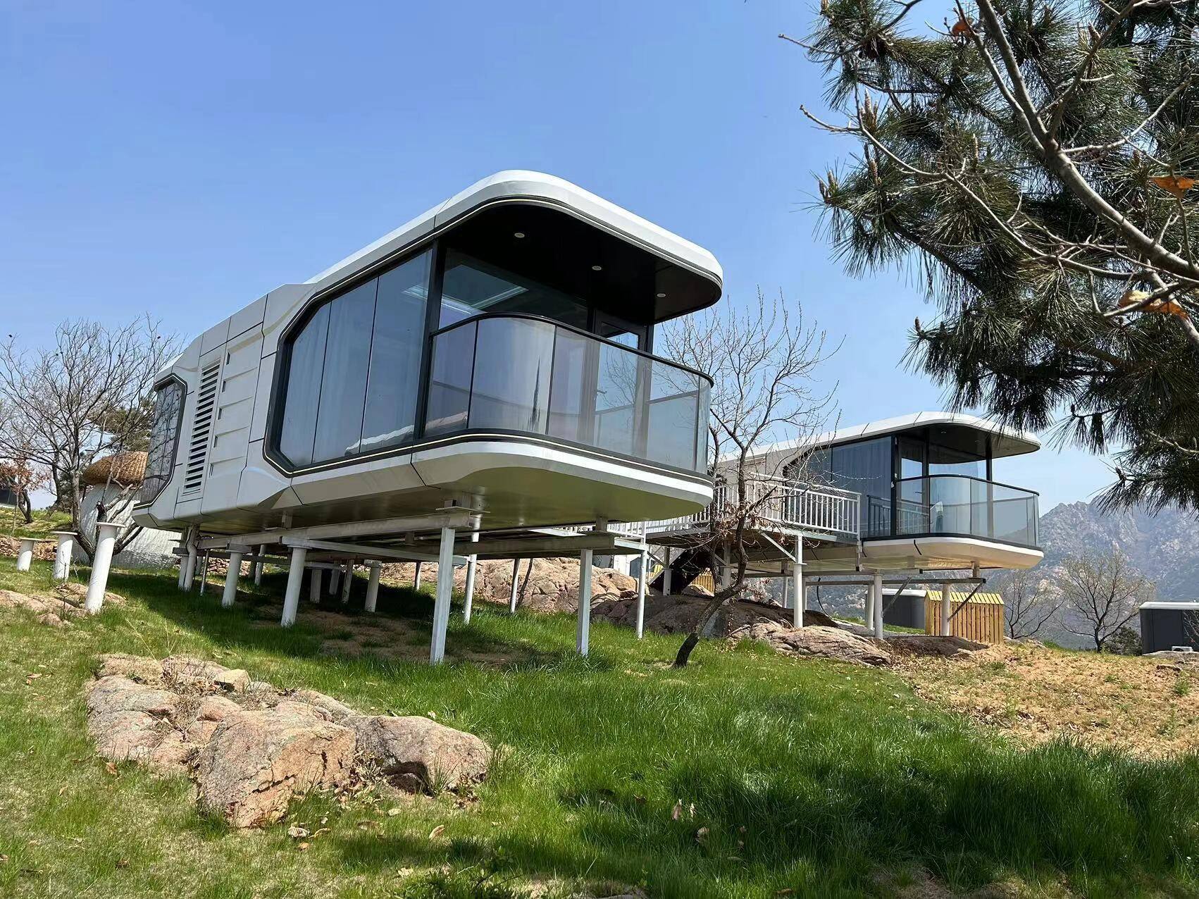 UVO - U5 King Suite Capsule House with Balcony