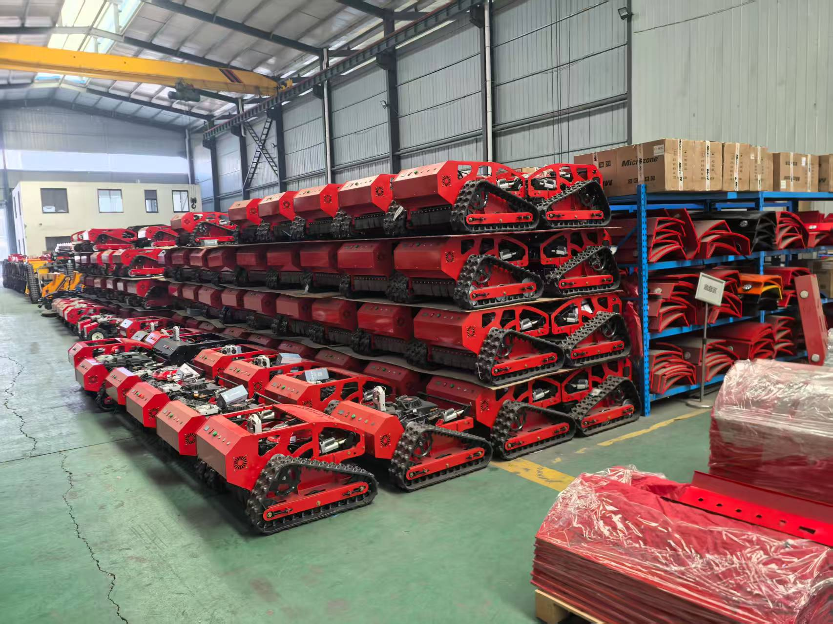 Ateb unigol ar gyfer precli a phrosesu coed: sawl band llorweddol, mewnllawr glaswellt â rheoli pell, a chipiwr coed bach