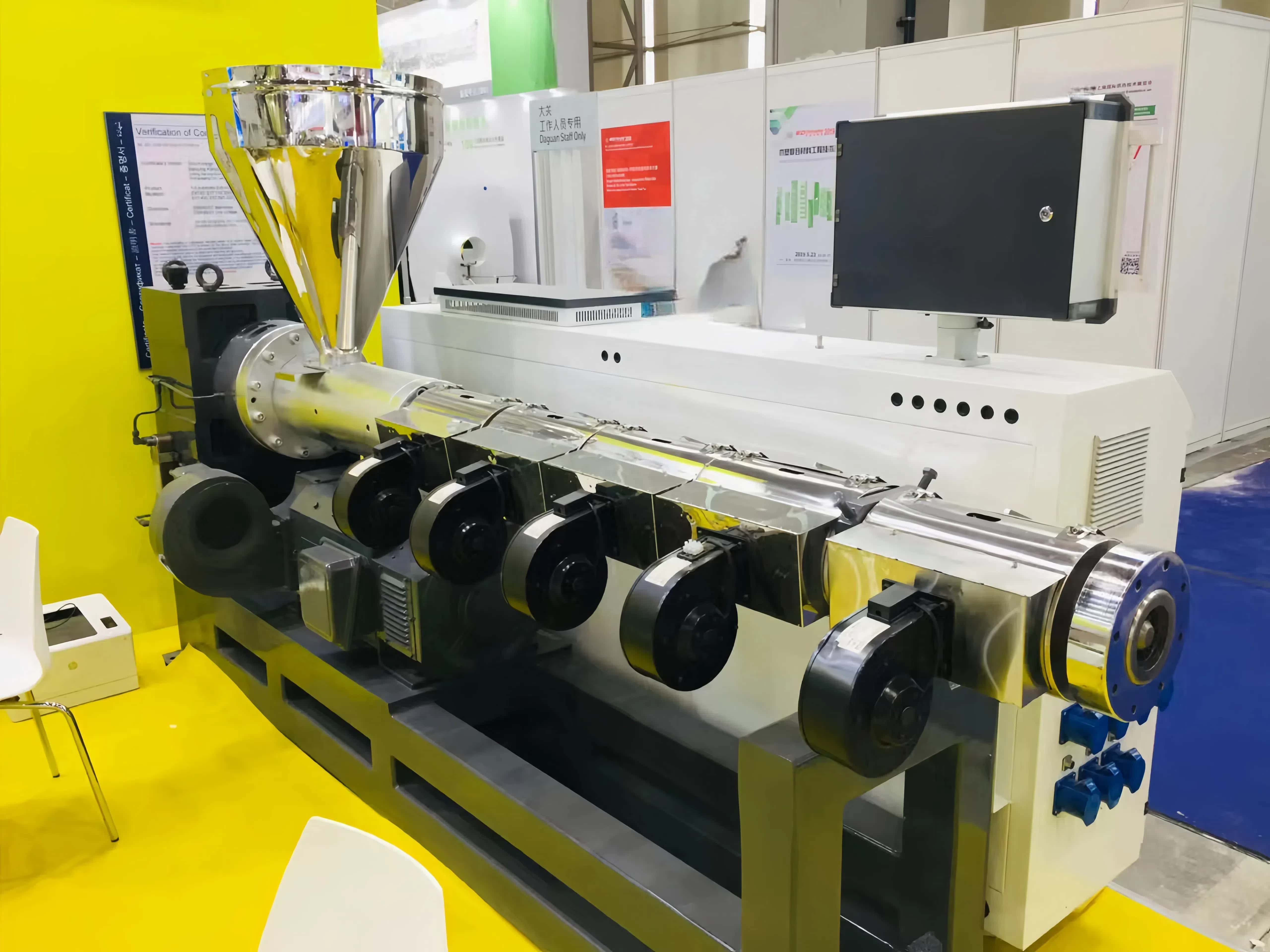 Lederende producent af enfalsskruemaskiner til plastindustrien