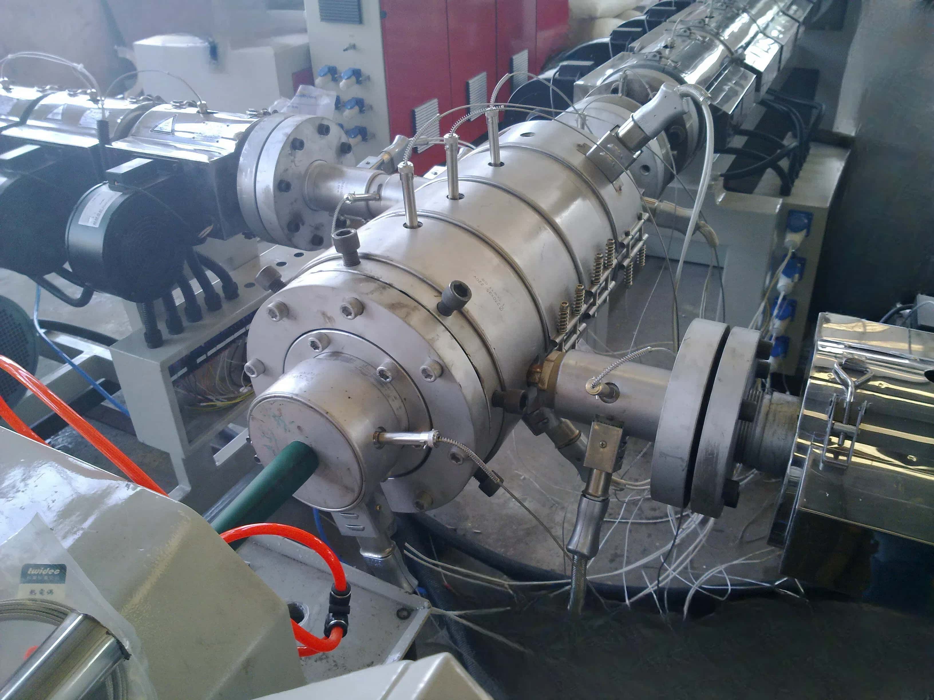 What Are the Main Influencing Factors of Plastic Pipe Extrusion Precision?