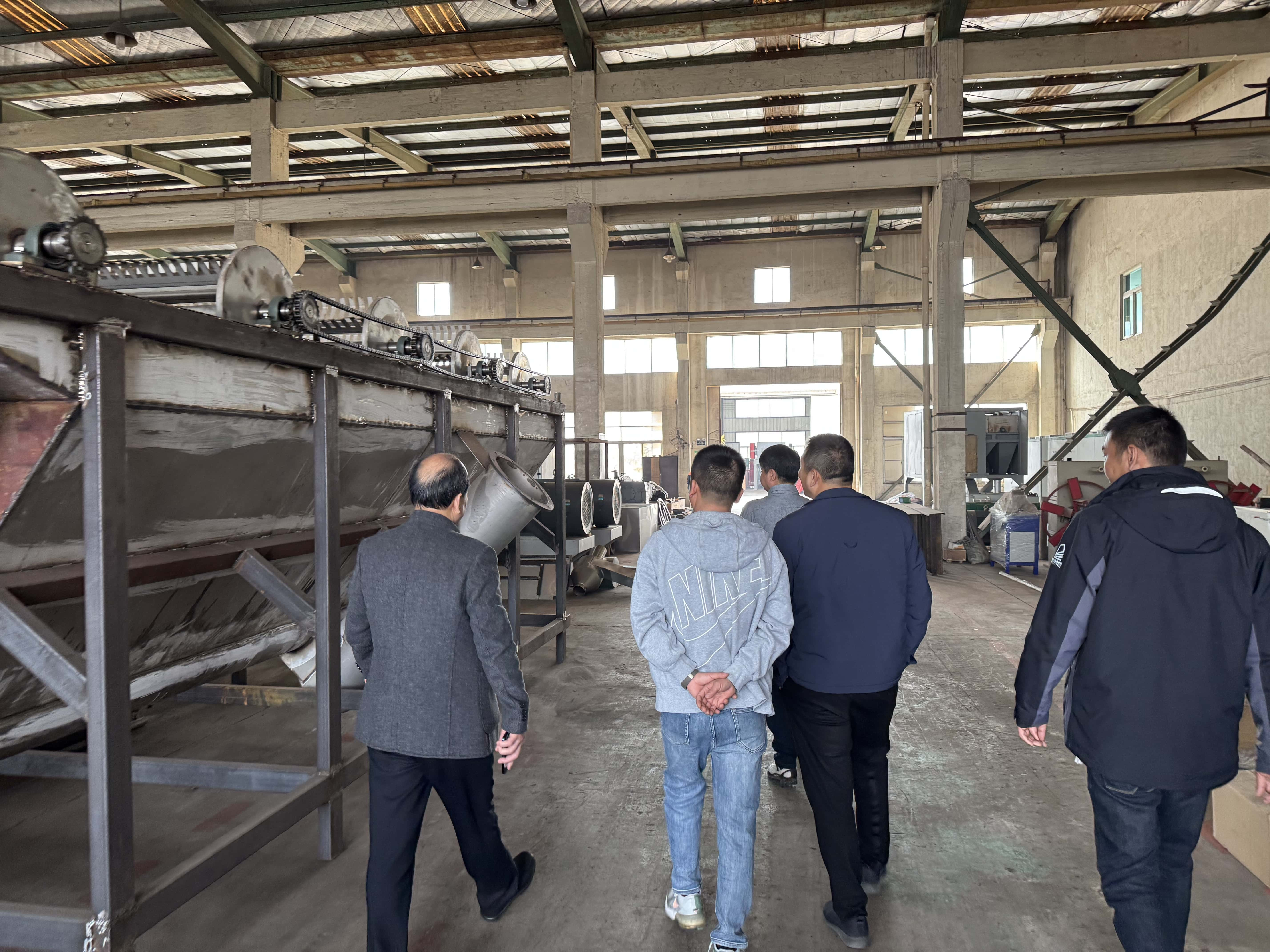 Customer Visits and Highly Recognizes Company Strength; Contract for 2T Plastic Crushing, Washing, and Sorting Production Line Successfully Signed (2).jpg