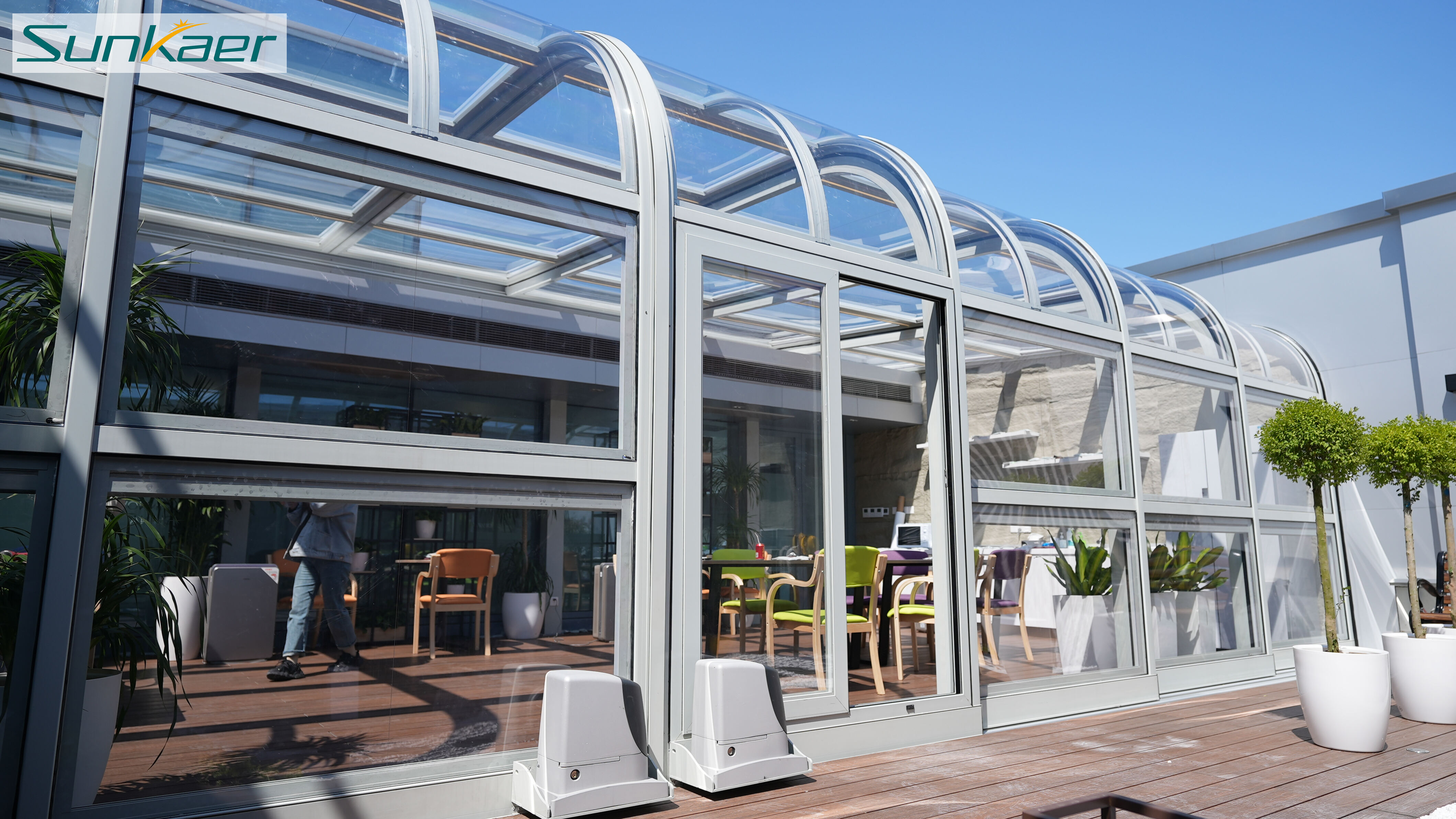 L'Oréal’s Premium Outdoor Meeting Space: A Durable & Custom-Built Retractable Sunroom by Sunkaer