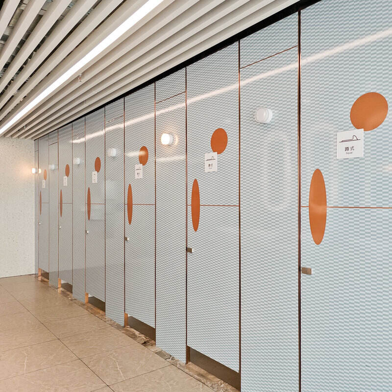 Anong Mga Pamantayan sa Kaligtasan ang Dapat Sundin ng mga Materyales sa Cubicle ng Palikuran para sa Publikong Paggamit?