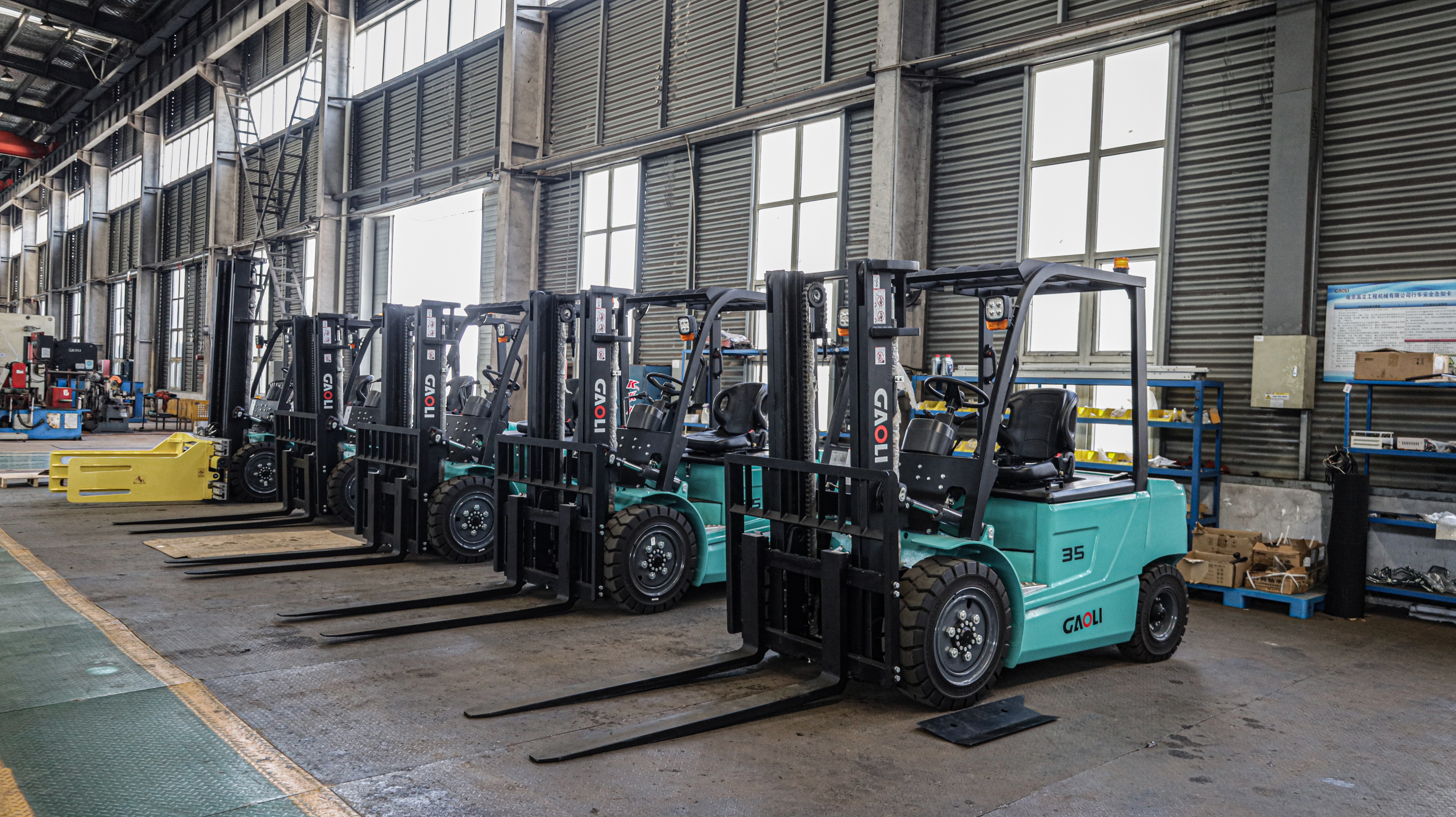 Rugged and Reliable Internal Combustion Forklifts