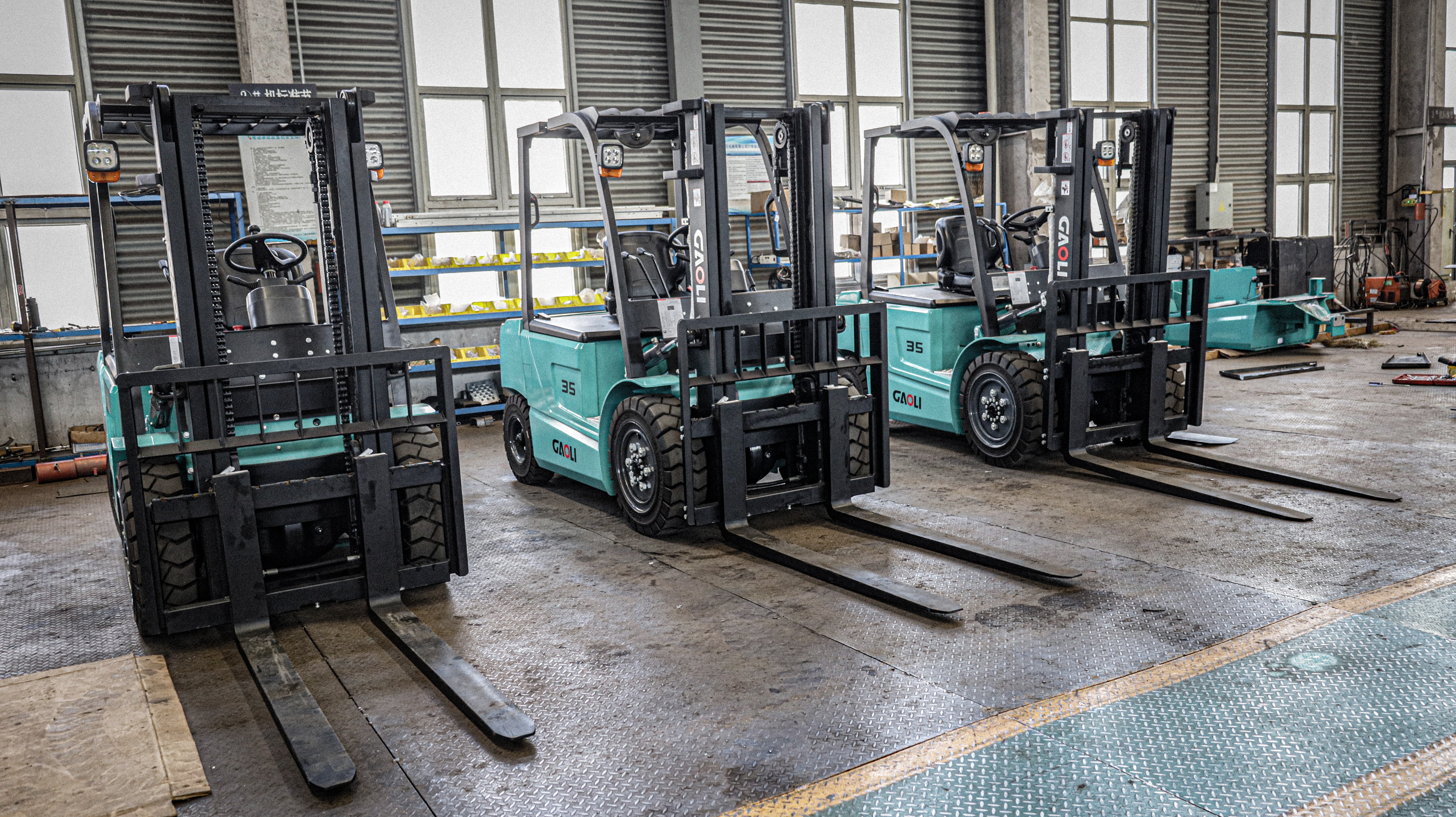 Quiet and Efficient Electric Forklifts