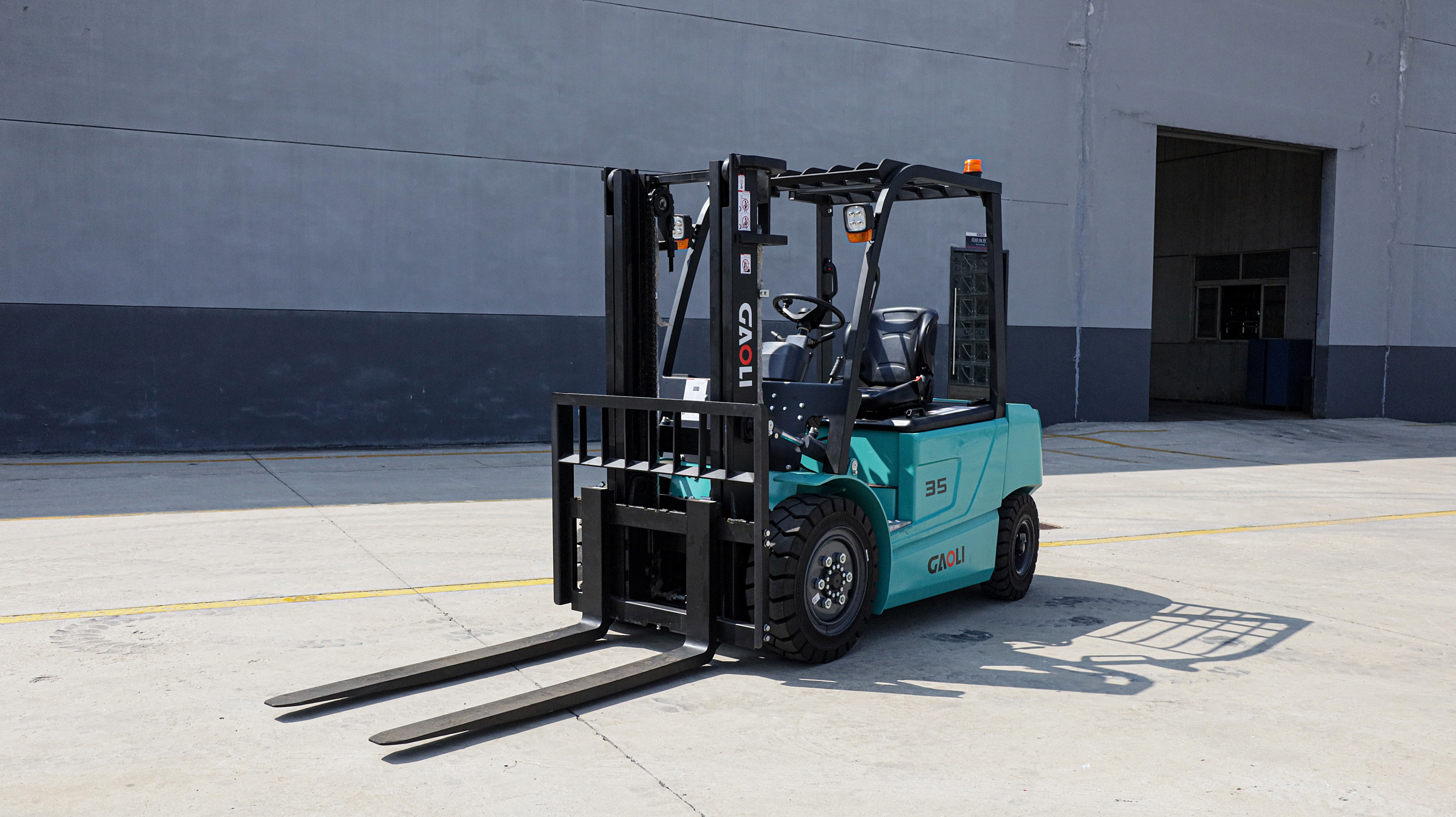 Counterbalance Forklift Trucks: The Workhorses of the Warehouse