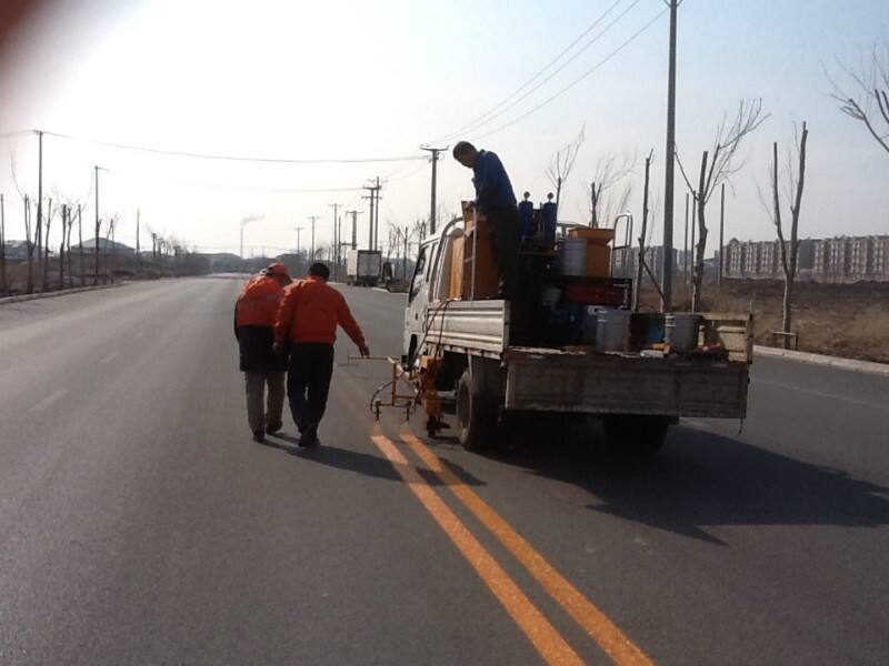 جهاز تطبيق علامات الطرق بالرش البارد المُركَّب على شاحنة من طراز Heavsty سعة 18 لترًا-2