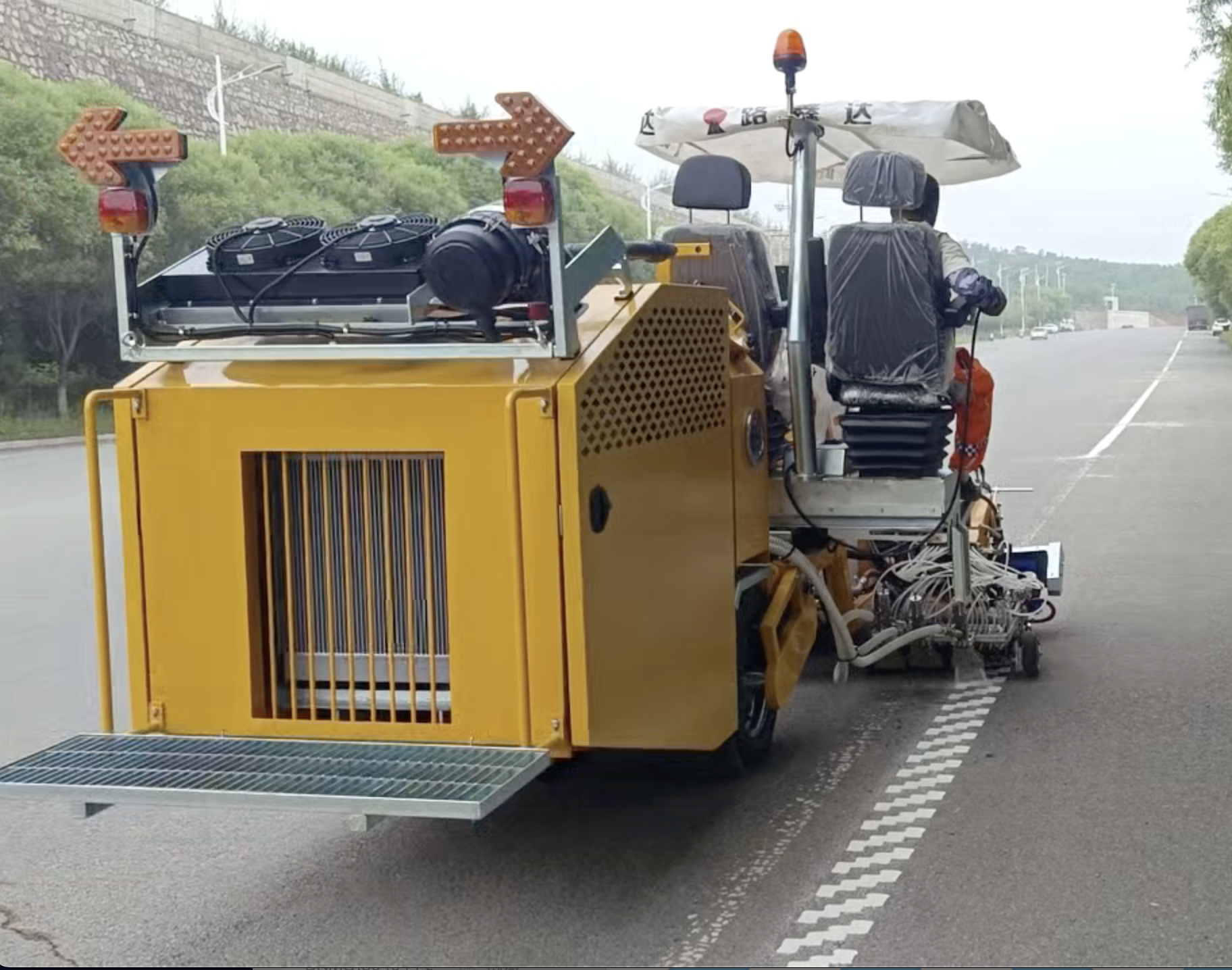 آلة وضع علامات الطرق بالبثق الحراري للبلاستيك الحراري من نوع القيادة HW-660