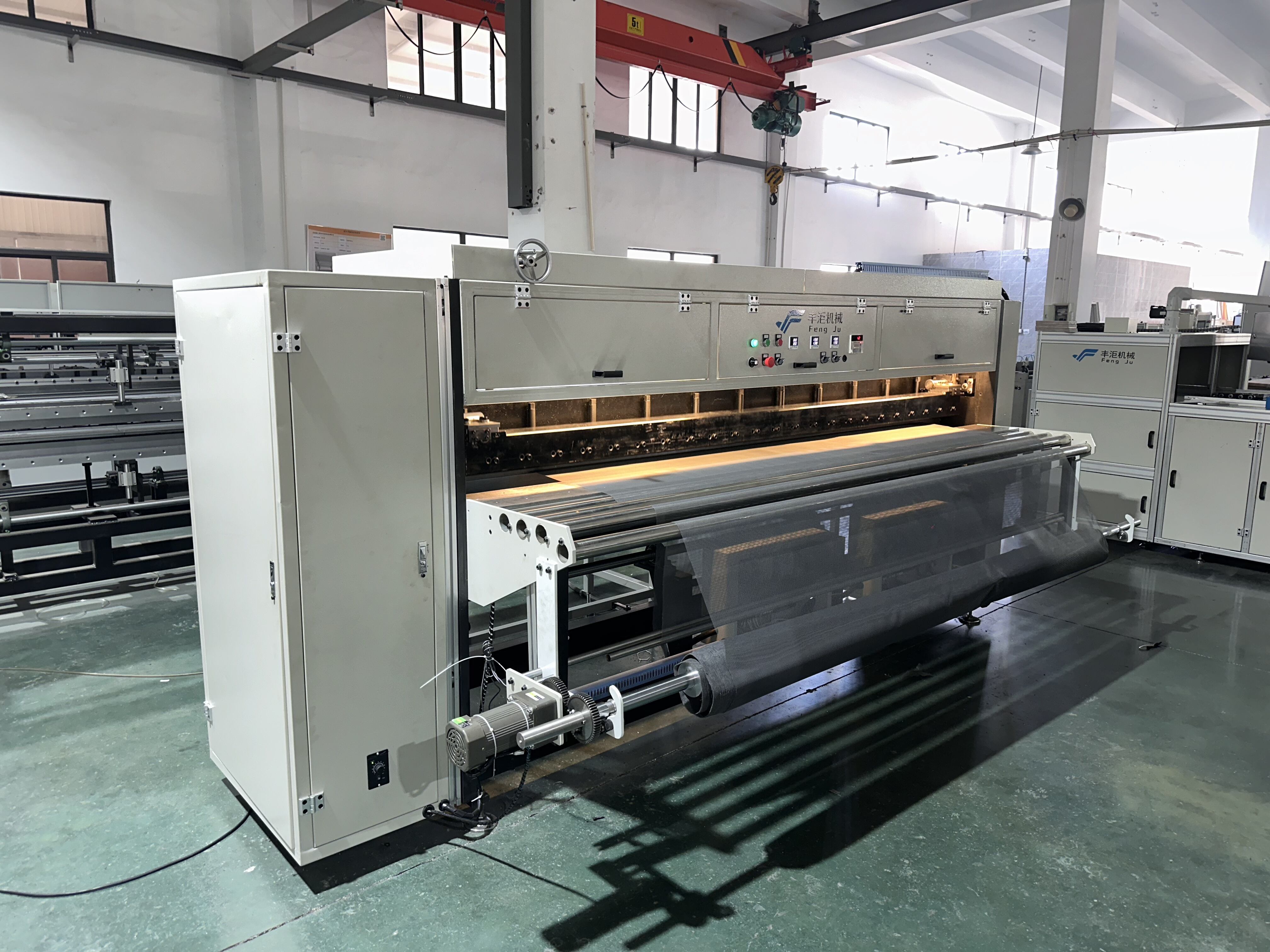 Jaké jsou výhody poloautomatické mašiny na záhyby