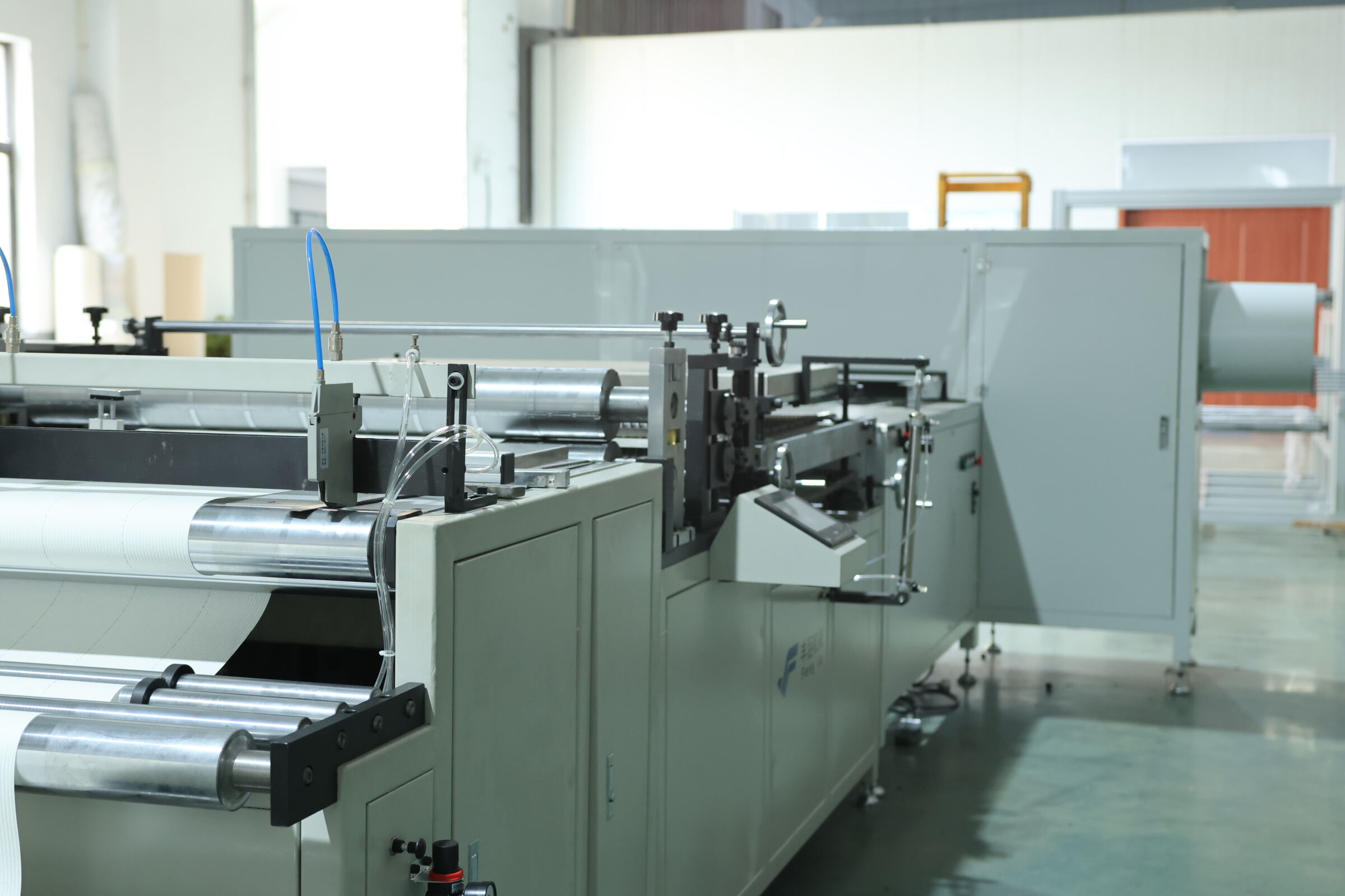 Роторная гофрировочная машина против обычной гофрировочной машины: в чём разница