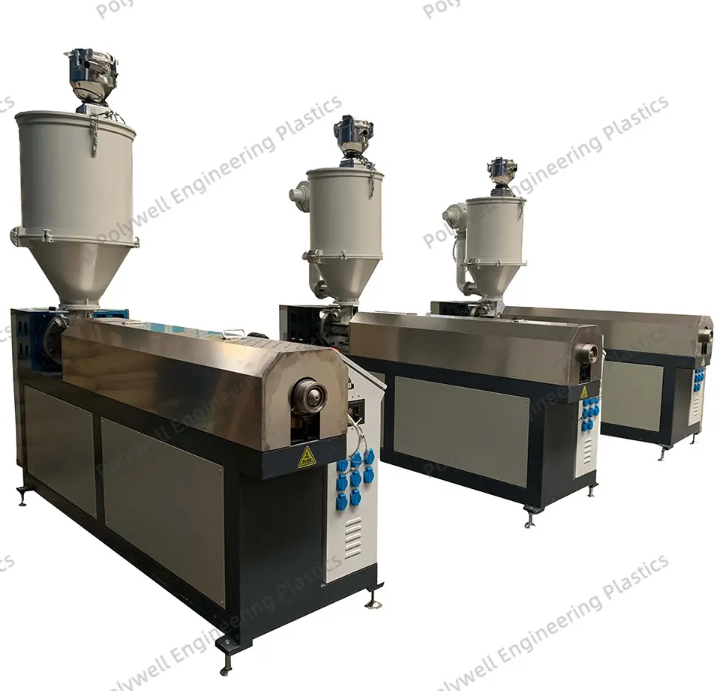 Qual cronograma de manutenção é recomendado para máquinas extrusoras na produção de tiras de barreira térmica?