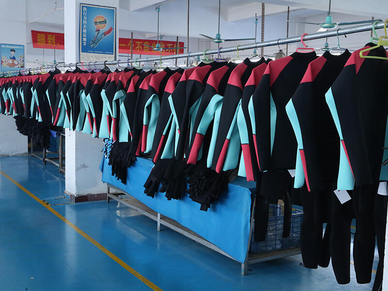 Klíčové faktory při objednávání potápěčských obleků na míru pro vaši značku?